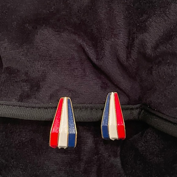 Vintage Trifari clip on earrings - Picture 1 of 4